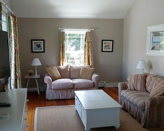 Romantic 1-Bdrm on Lake Dunmore, Views, Linens, Beach, Marina, Pub, Sleeps 4 - Salisbury - Living room
