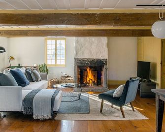 Charming 1775 Ancestral Home, Pool House, Spa and Modern Comfort - Beloeil - Living room