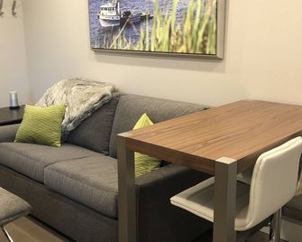 Gorgeous new, 1 bd luxury apt, offering stunning views of the mountains and bay - Seward - Huiskamer