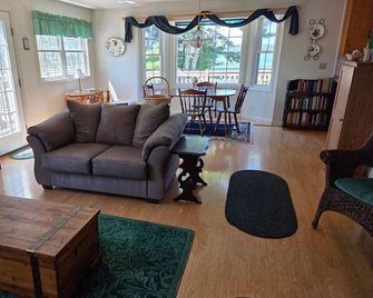 Beautiful 'Saltbox Cape Cod' with Water Views on 3 Levels - Westport - Living room