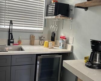 All private Studio step from the Ocean & Fun in Lauderdale-by-theSea east a1a. - Fort Lauderdale - Keittiö