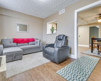 Convenient Dayton Vacation Rental Near Downtown! - Dayton - Living room