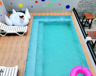 Pink Cabana Hotel - George Town - Pool