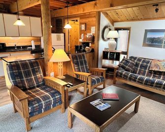 Charming Ranch Cabin-New Premier Pool, 20 Minutes to Mt. Bachelor Lg Common Area - Sunriver - Living room