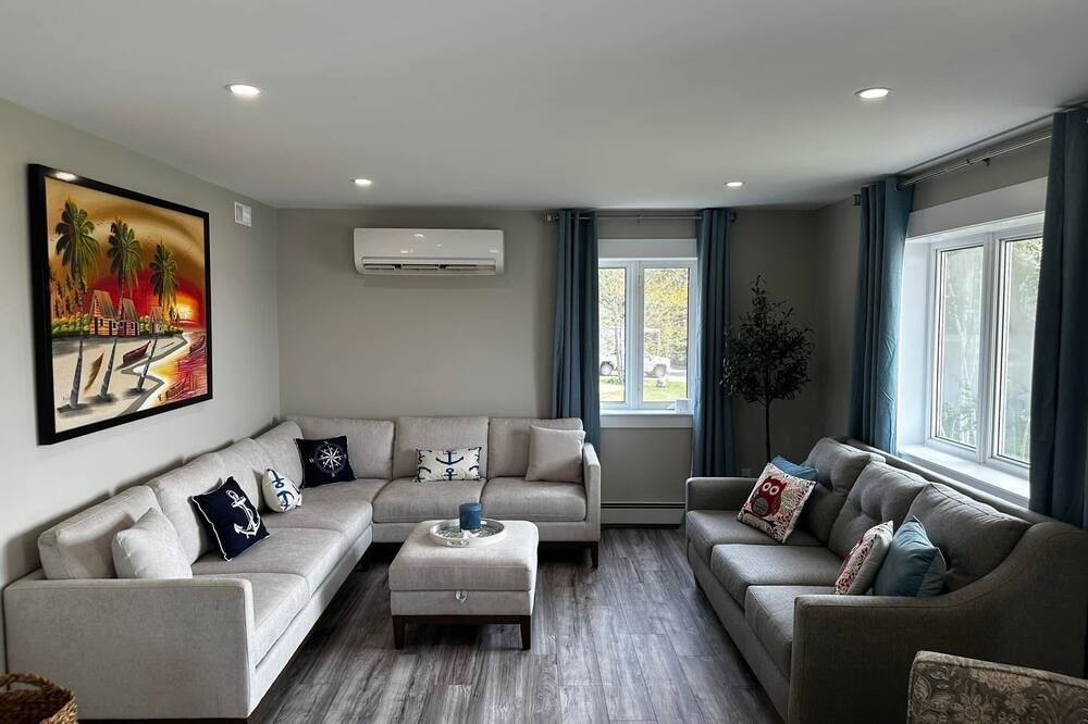 Spacious 5-bedroom beach house in charming Roma Point with WiFi, AC - Montague - Sala de estar