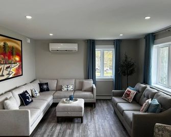 Spacious 5-bedroom beach house in charming Roma Point with WiFi, AC - Montague - Sala de estar