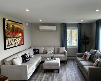 Spacious 5-bedroom beach house in charming Roma Point with WiFi, AC - Montague - Sala de estar