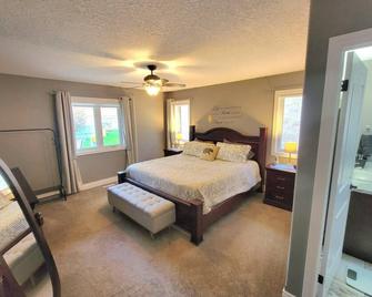 Stonetown Stay. Relaxing retreat in St. Marys. Amazing fireplace and pool table. - St. Marys - Bedroom
