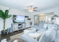 Fun 5 Star Hot Tub/Beaches Getaway Near Mayo! - Jacksonville - Living room