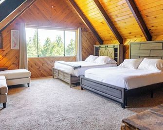 Beautiful Rustic Cabin on 5 Acres With Heavenly Views - Pioneer - Bedroom