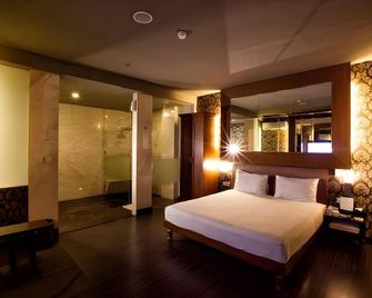 108 Hotel by Him - Jakarta - Bedroom