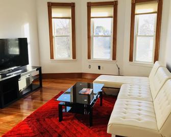 Boston Lodge and Suites - Boston - Living room