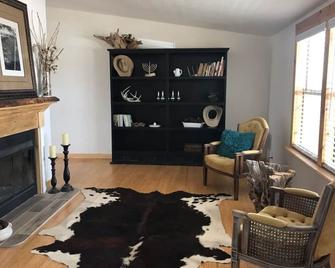 Welcome To Our Home! Relax! Hike, Explore, Star-Gaze, Canoe Day-Trips - Fort Davis - Living room