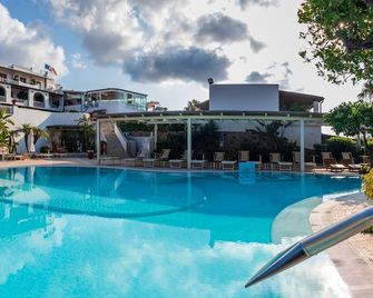 Hotel Tritone Lipari - Lipari - Басейн