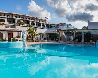 Hotel Tritone Lipari - ליפארי - בריכה