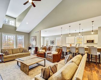 Golfers dream w/ 5-star experience! Boyne Mountain ski in/out Garage, fire-pit! - Boyne Falls - Lounge