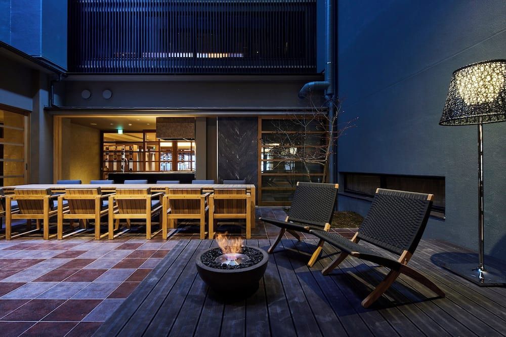 إيتسوكوشيما إيروها - هاتسوكايتشي - شرفة مرصوفة