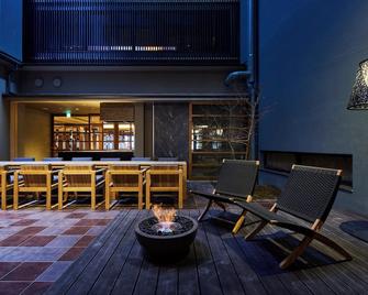 إيتسوكوشيما إيروها - هاتسوكايتشي - شرفة مرصوفة