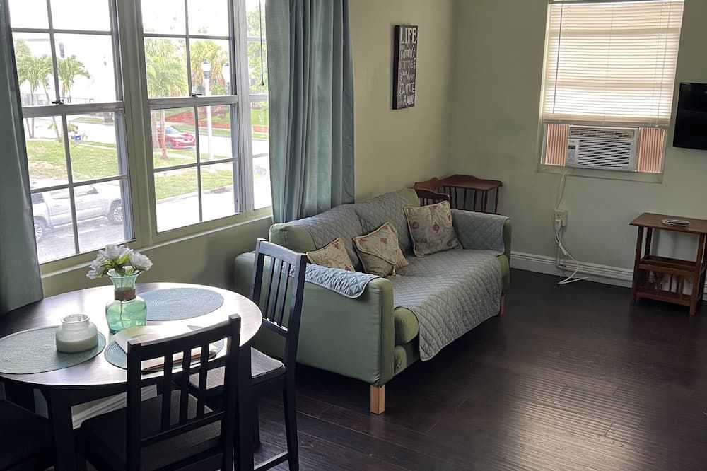 Near Beach & Downtown Apartment - ווסט פאלם ביץ' - סלון