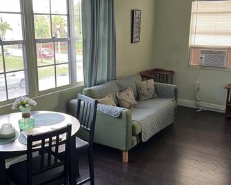 Near Beach & Downtown Apartment - 西棕櫚海灘 - 客廳