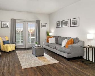 Beautiful Extended Stay - Pool & Gym - Медісон - Вітальня