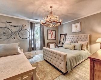 King St Retreat- Pvt Pool, Bball, Ping Pong, Pets Ok - Suwanee - Bedroom