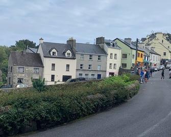 Roundstone Home with a Harbour and Mountain View - Roundstone - Building