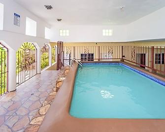 Scarlett Guesthouses Hotel Resorts - Bull Bay - Piscina