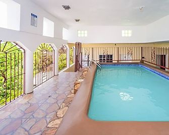 Scarlett Guesthouse Hotel Resorts - Bull Bay - Piscina