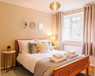 Castle Gate by Spa Town Property - Central Location with Large Living Space - Warwick - Habitación