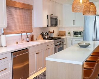 3BR Rooftop - Ocean Views just Steps to Sand & Pier plus Air Conditioning - Newport Beach - Kitchen