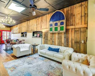 Walkable Townhome: 'M on Main' in Wytheville - Wytheville - Living room