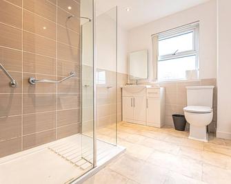 Wigan Serviced Accommodation - Wigan - Bathroom