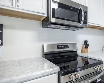 Cozy 3-bedroom house in the Sandersville city limits. Only minutes from downtown - Sandersville - Kitchen