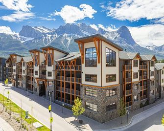 Spring Creek Luxury King One Bedroom at White Spruce Lodge - Canmore - Building
