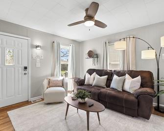 4 Bedroom Bungalow in the - Heart of Metro Detroit - Center Line - Sala de estar