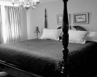 Bedroom with a King Bed in the Guest House - Lancaster, KY - Lancaster - Habitación