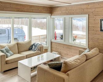 Cozy Home In Bogen I Ofoten With Sauna - Bogen - Living room