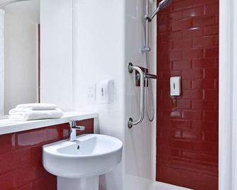 Travelodge Manchester Central Arena - Manchester - Bathroom