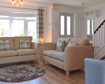 The Captains Hideaway - Tenby - Living room