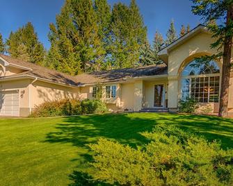 Cozy 3 Bedroom Executive Home with Comfy Beds on the Golf Course. - Fairmont Hot Springs - Building