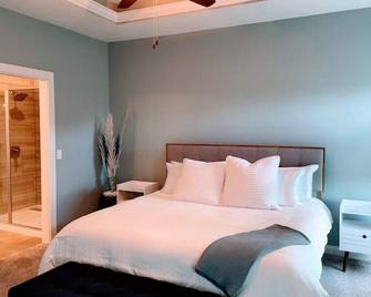 Entire Home: First Class Stay for Work & Play\n - Bettendorf - Bedroom
