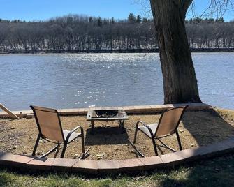 Getaway Cabin on the Rock River, enjoy kayaking, canoeing and fishing - Oregon - Patio