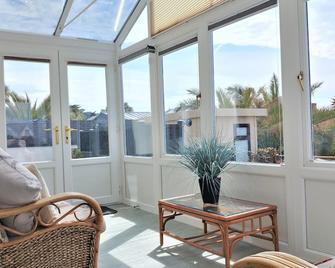 Meadow View Apartments - Newquay - Living room