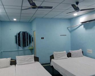 Raj Kamal Lodge - Chīrāla - Bedroom