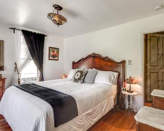 Victorian Paradise With Intellibed Bed In Downtown Campbell - Campbell - Bedroom