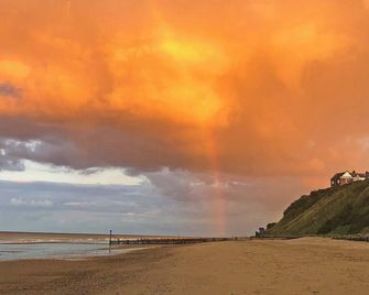 Driftwood just screams seaside. - Mundesley - Beach