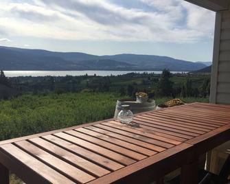 Spacious private guest suite with spectacular views 5 min to beach - Summerland - Patio