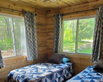 Diamond lake waterfront cottage just west of Bancroft - Highland Grove - Habitación