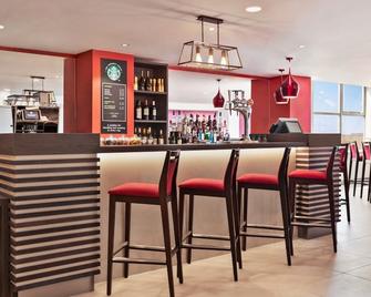 Ramada by Wyndham Bristol West - Bristol - Bar